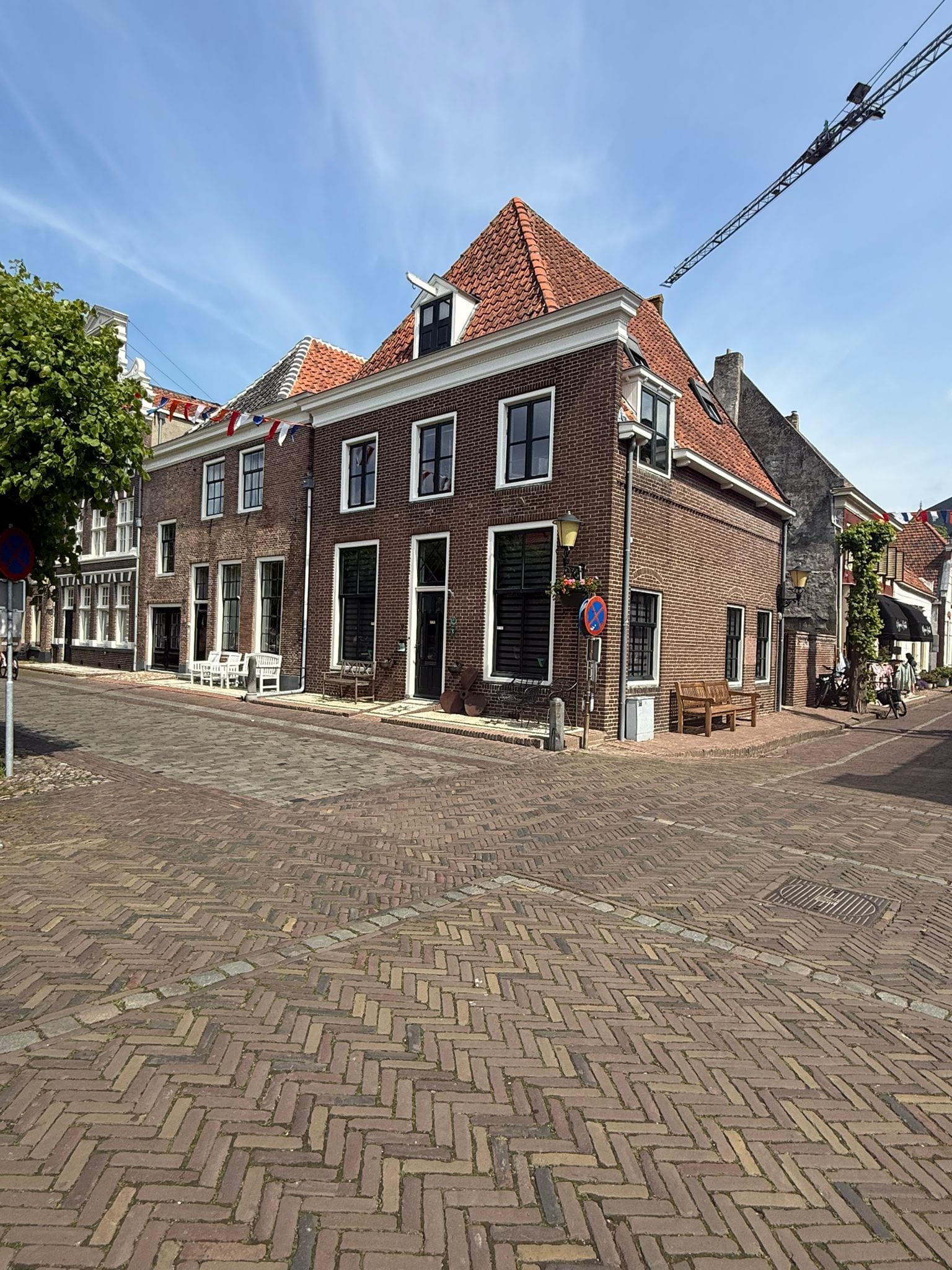 Monumentaal pand met handvormsteen en zacht voegwerk in de historische binnenstad van Elburg