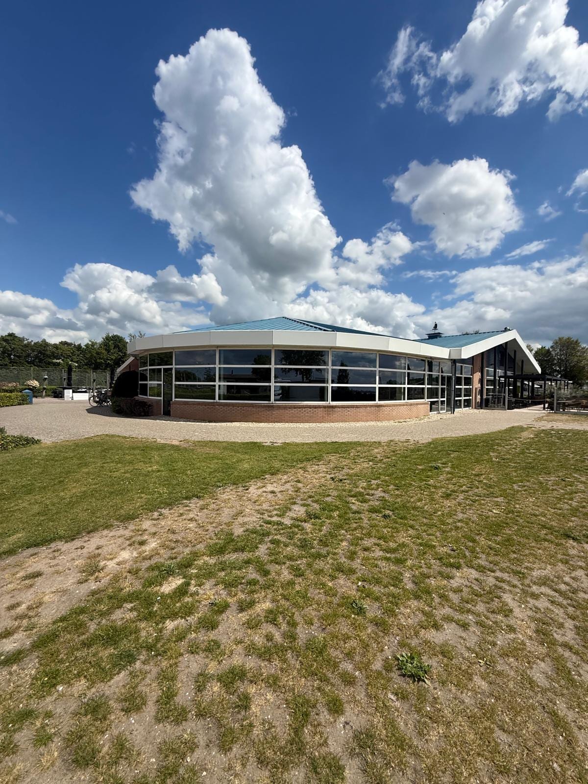 Rond glazen restaurantgebouw van Veluwe Strandbad Elburg