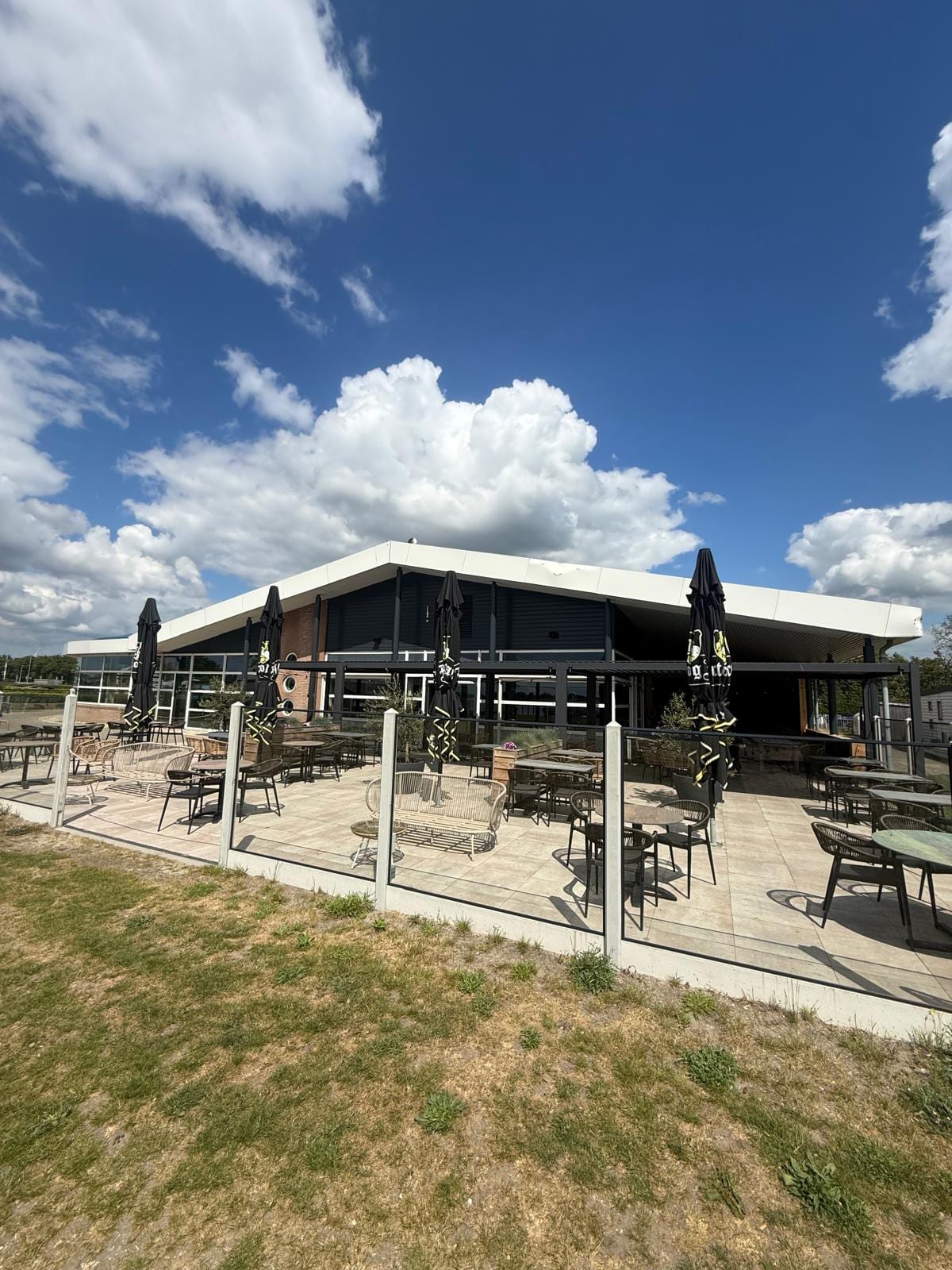 Overdekt horeca-terras van Veluwe Strandbad Elburg