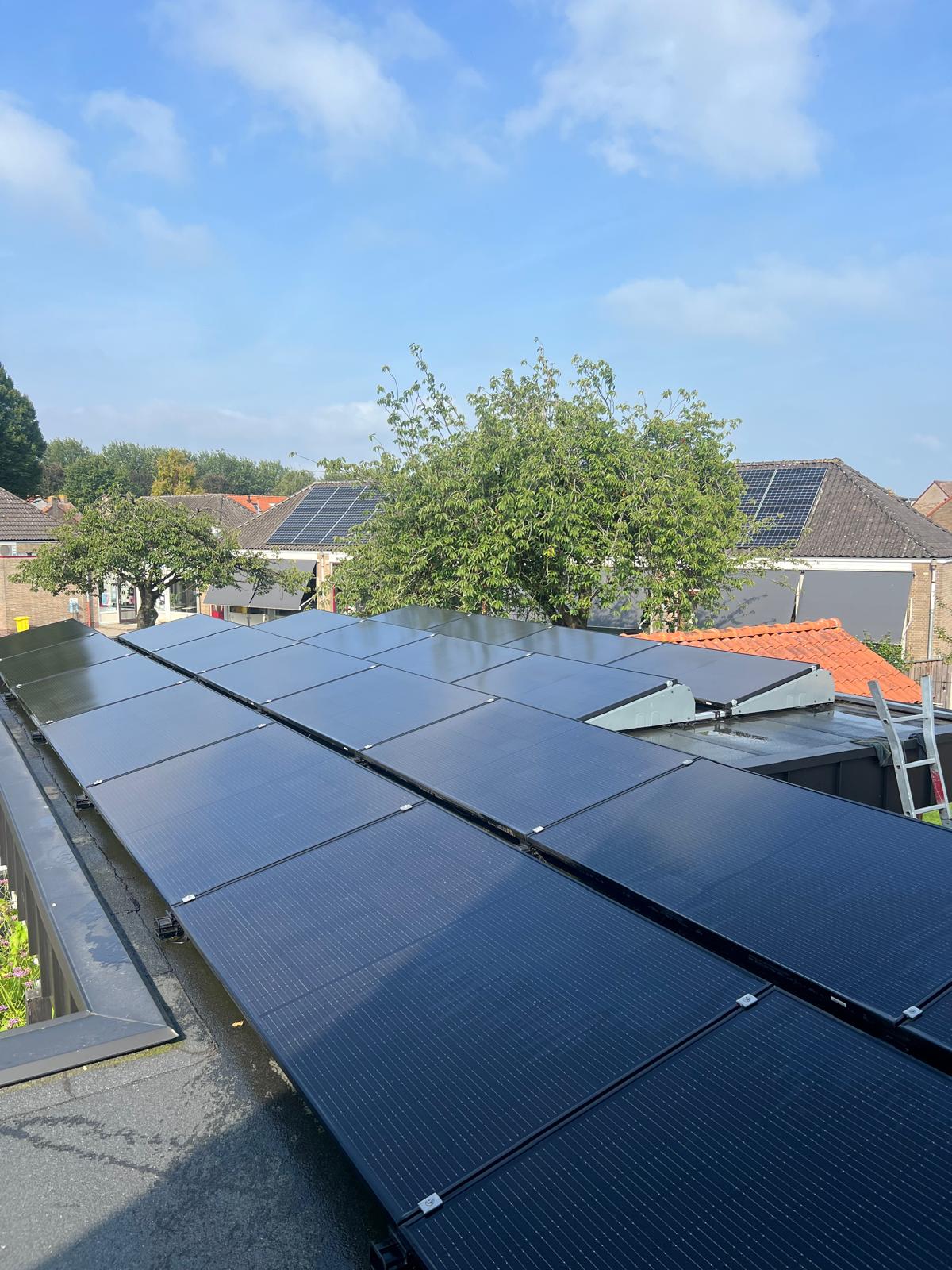 Schone zonnepanelen op een plat dak, gereinigd door Totaalschoon